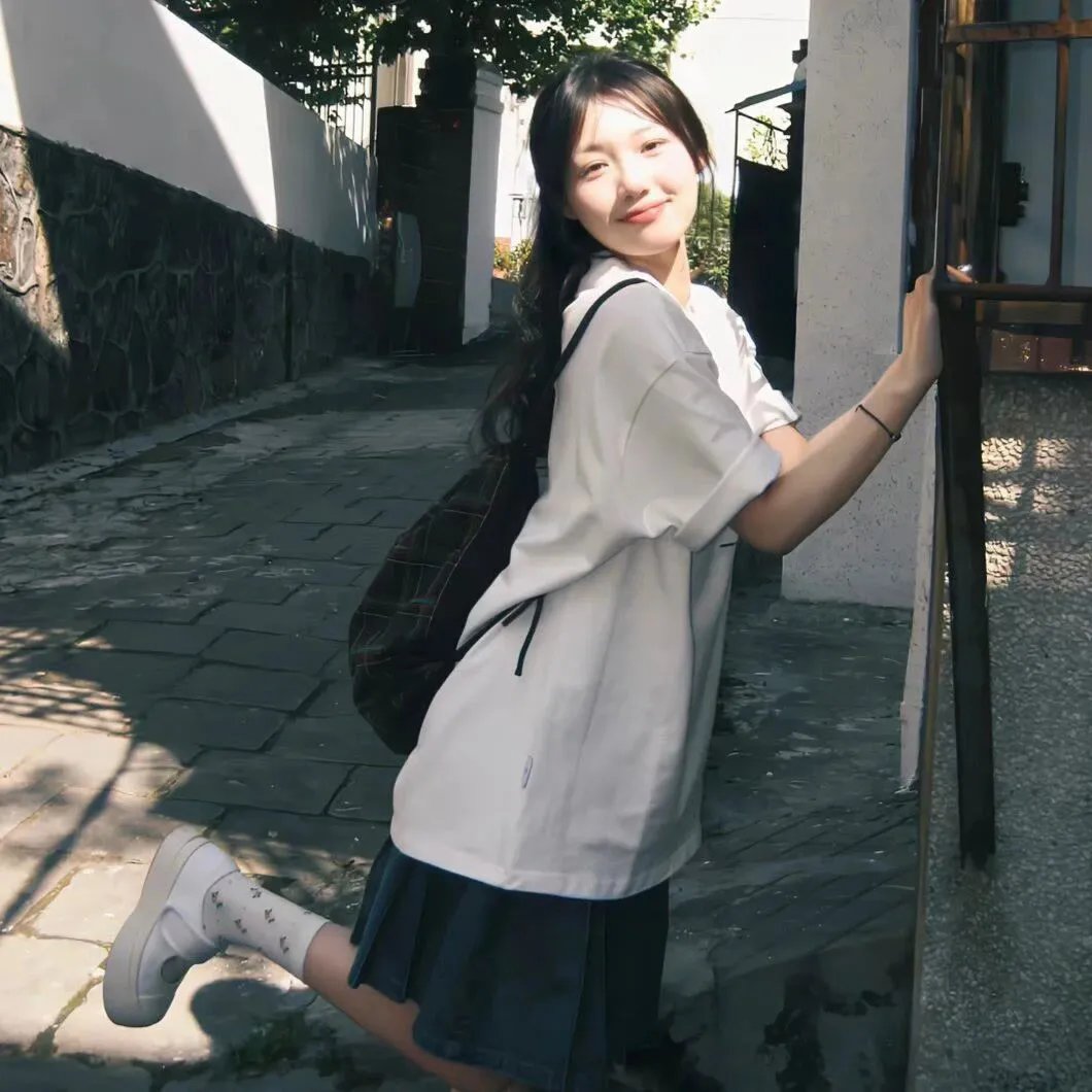 模仿女孩
